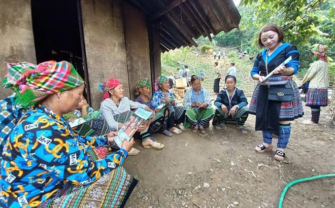 Cán bộ Hội Liên hiệp Phụ nữ xã Suối Giàng, huyện Văn Chấn tuyên truyền  về thực hiện chính sách dân số - kế hoạch hóa gia đình tới hội viên