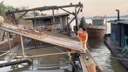 Cảnh sát giao thông đường thuỷ “giăng lưới” bắt “cát tặc” trên sông Hồng