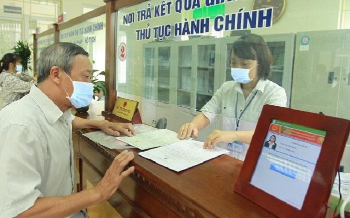 Người dân làm thủ tục hành chính tại UBND phường Đại Mỗ, quận Nam Từ Liêm