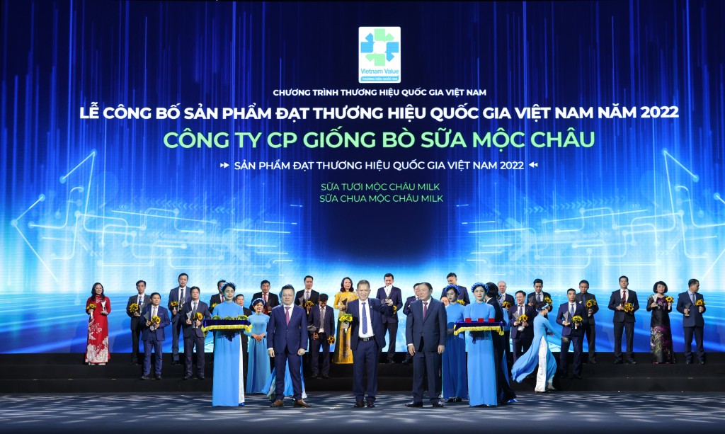 Ông Phạm Hải Nam, Tổng Giám đốc Mộc Châu Milk nhận biểu trưng Thương hiệu Quốc gia Việt Nam 2022