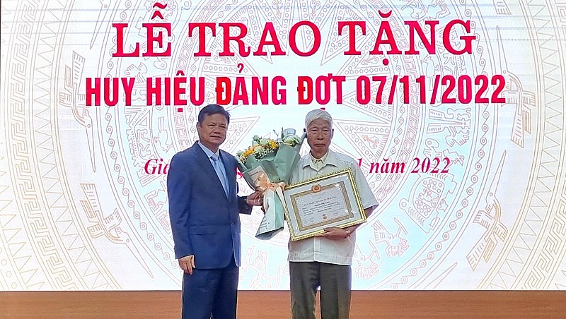 Trưởng ban Tổ chức Thành ủy Hà Nội Vũ Đức Bảo trao Huy hiệu 70 năm tuổi Đảng tặng đảng viên Nguyễn Huy Chuy, Đảng bộ xã Bát Tràng