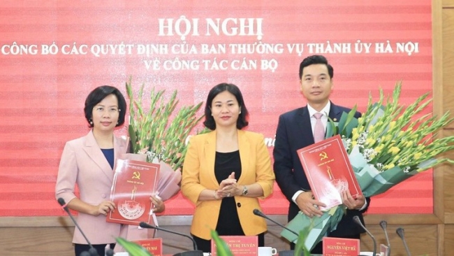 Lãnh đạo TP Hà Nội trao các quyết định về công tác cán bộ