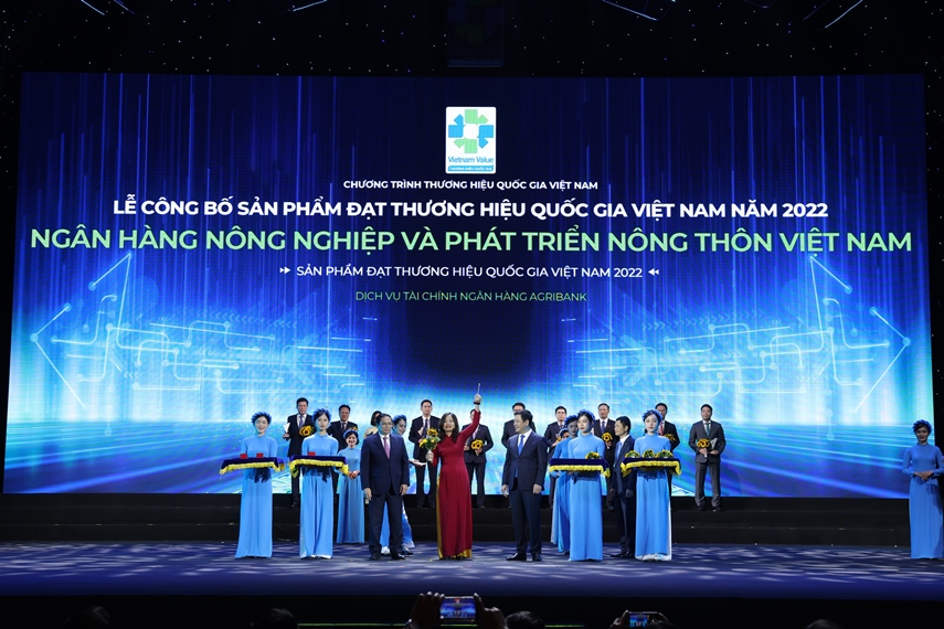 Đại diện Agribank, bà Nguyễn Thị Thảo - Thành viên Hội đồng Thành viên Agribank nhận hoa và biểu trưng của Chương trình