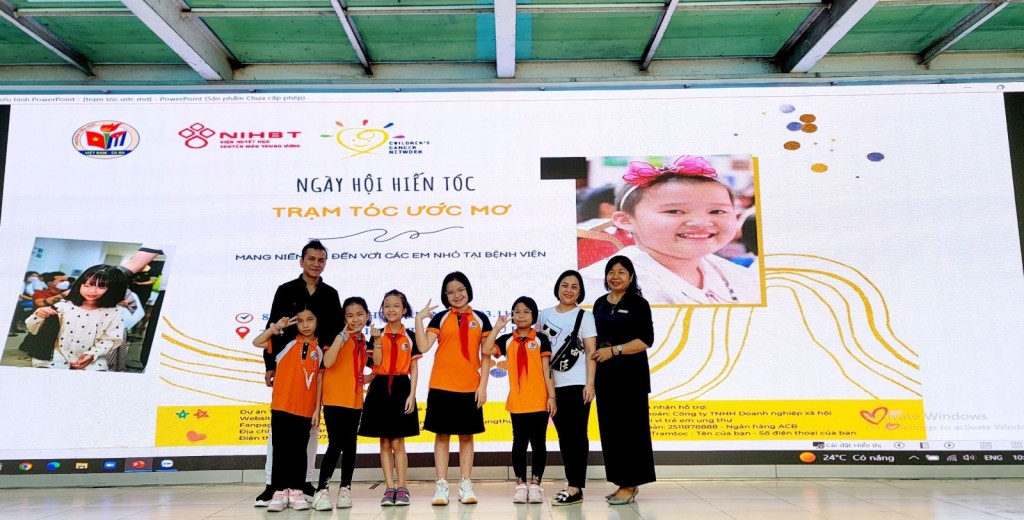Cô trò trường Tiểu học Việt Nam - Cu Ba tích cực hưởng ứng ngày hội hiến tóc