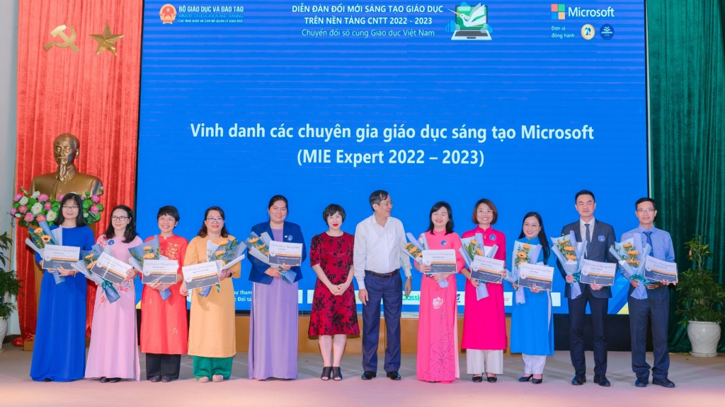 Vinh danh 12 trường học điển hình và 519 chuyên gia giáo dục sáng tạo Microsoft