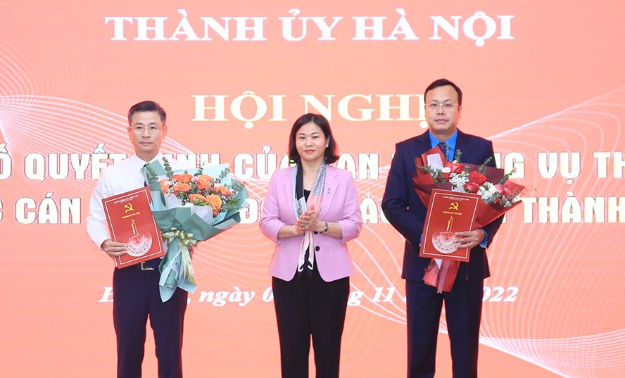 Phó Bí thư Thường trực Thành ủy Hà Nội Nguyễn Thị Tuyến trao Quyết định của Ban Thường vụ Thành ủy và tặng hoa chúc mừng đồng chí Phạm Quang Thanh, Nguyễn Phi Thường tại Liên đoàn Lao động thành phố.