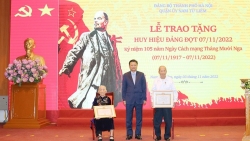 Hà Nội: Quận ủy Nam Từ Liêm trao 111 Huy hiệu Đảng tặng các đảng viên