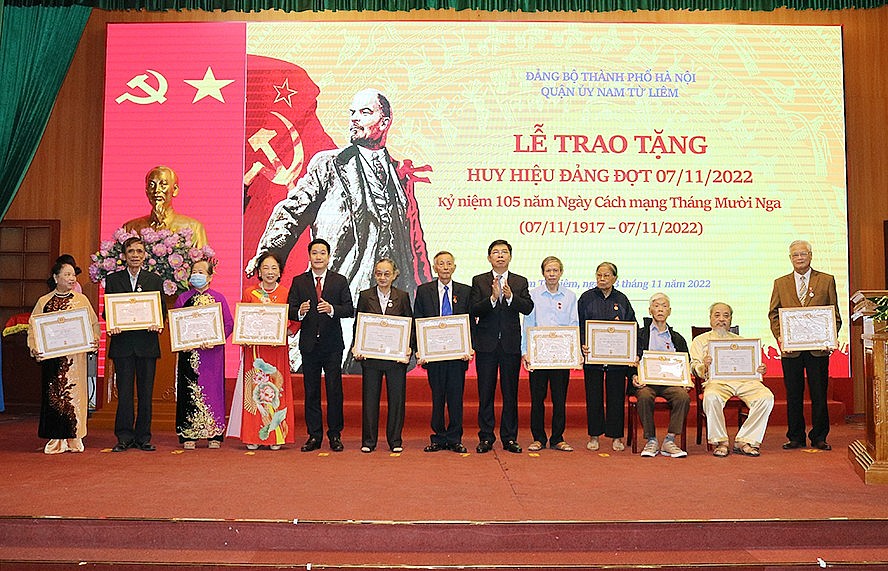 Lãnh đạo quận Nam Từ Liêm trao Huy hiệu Đảng cho các đảng viên