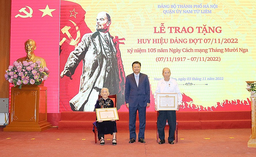 Hà Nội: Quận ủy Nam Từ Liêm trao 111 Huy hiệu Đảng tặng các đảng viên