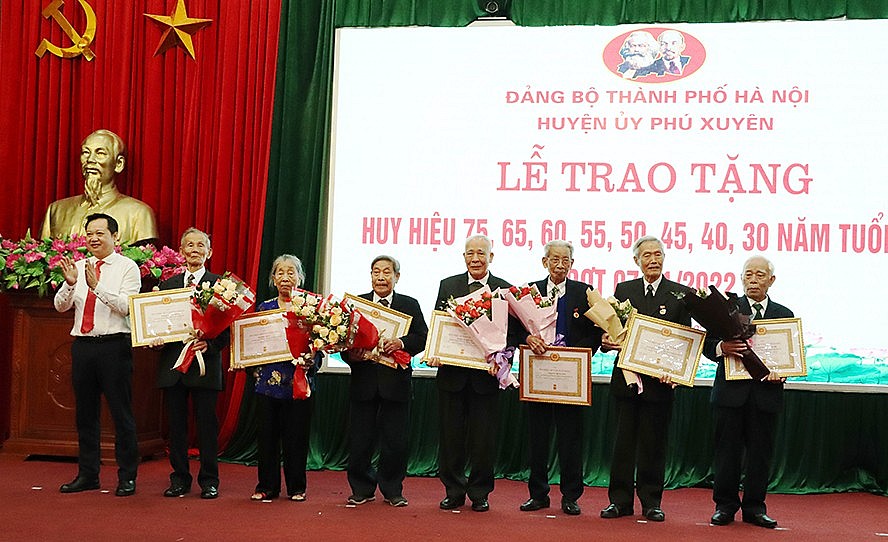 Bí thư Huyện ủy Phú Xuyên Lê Ngọc Anh trao Huy hiệu Đảng cho các đảng viên