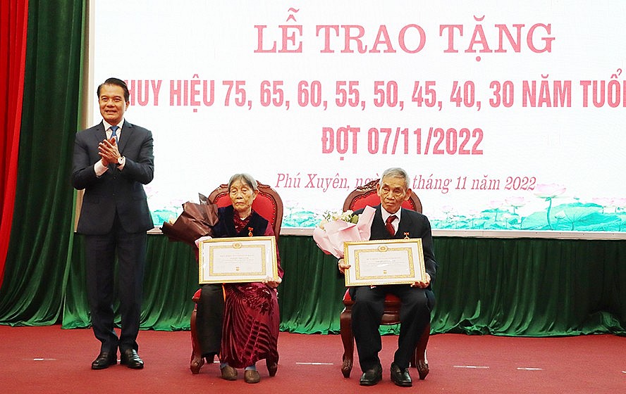 Hà Nội: Huyện ủy Phú Xuyên tổ chức Lễ trao tặng Huy hiệu Đảng đợt 7/11