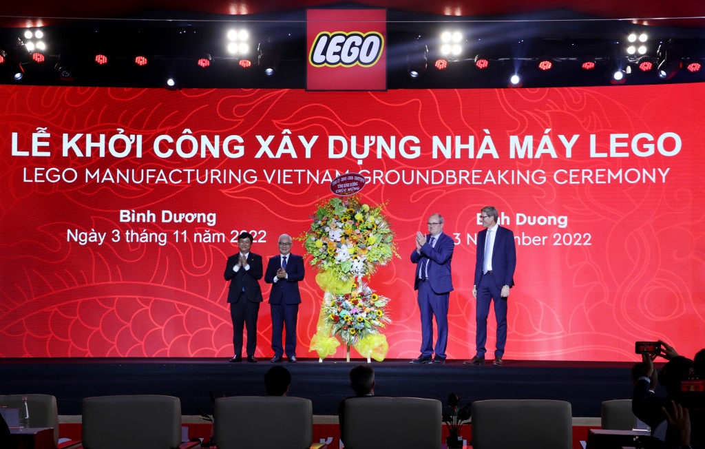 Lãnh đạo Chính phủ, lãnh đạo tỉnh Bình Dương và Tập đoàn LEGO thực hiện nghi thức động thổ xây dựng nhà máy LEGO