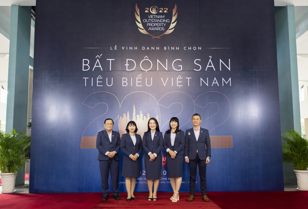 Ban Lãnh đạo Công ty SCC tham dự Lễ vinh danh bình chọn Bất động sản Tiêu biểu Việt Nam 2022