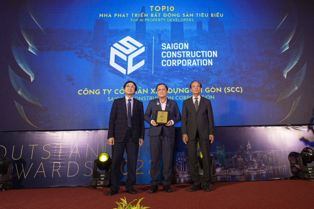 Ông Nguyễn Huy Hoàng – Đại diện Công ty SCC nhận giải thưởng “Top 10 Nhà phát triển Bất động sản Tiêu biểu Việt Nam 2022