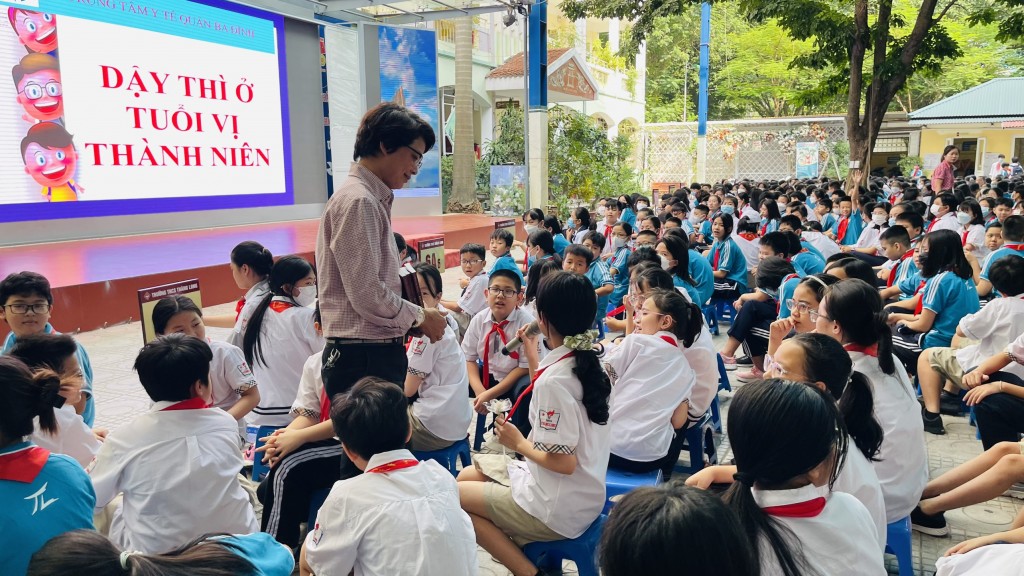 Đồng chí Nguyễn Thanh Hiếu – Phó Giám đốc TTYT quận  truyền đạt, chia sẻ nhiều nội dung bổ ích và thiết thực đến các em học sinh