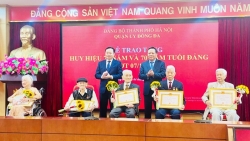 Hà Nội: Quận ủy Đống Đa tổ chức Lễ trao tặng Huy hiệu Đảng đợt 7/11