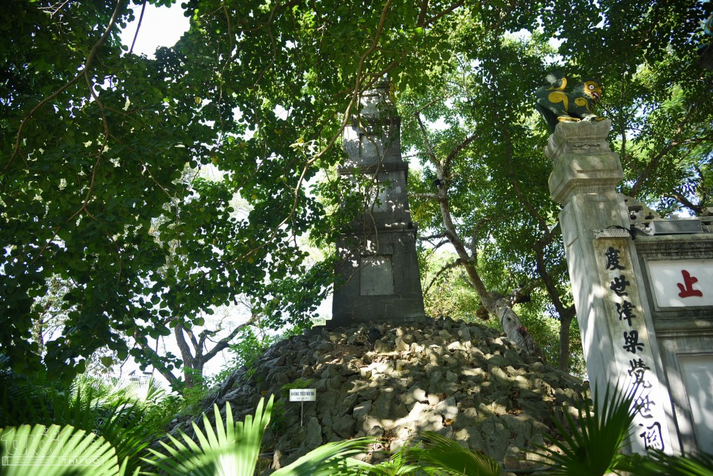Theo sử sách, vào thế kỷ 18, chúa Trịnh Doanh (1720-1767) đã cho xếp đá để xây hòn núi này nhằm kỷ niệm việc việc đập tan cuộc nổi dậy của quận Hẻo – Nguyễn Danh Phương ở vùng Tam Đảo. Núi Độc Tôn khi đó nằm cạnh lối vào cung Khánh Thụy, sau này trở thành đền Ngọc Sơn. Theo sử sách, vào thế kỷ 18, chúa Trịnh Doanh (1720-1767) đã cho xếp đá để xây hòn núi này nhằm kỷ niệm việc việc đập tan cuộc nổi dậy của quận Hẻo – Nguyễn Danh Phương ở vùng Tam Đảo. Núi Độc Tôn khi đó nằm cạnh lối vào cung Khánh Thụy, sau này trở thành đền Ngọc Sơn.
