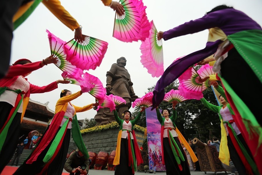 Trong đời sống văn hóa Hà Nội, gò Đống Đa gắn liền với hội Gò Đống Đa, một lễ hội lớn bậc nhất Thủ đô, diễn ra vào ngày 5 tháng Giêng âm lịch hàng năm. Vào ngày nay, du khách từ khắp nơi lại đổ về gò để ôn lại những sự kiện lịch sử hào hùng của cha ông. (ảnh Lao Động) Trong đời sống văn hóa Hà Nội, gò Đống Đa gắn liền với hội Gò Đống Đa, một lễ hội lớn bậc nhất Thủ đô, diễn ra vào ngày 5 tháng Giêng âm lịch hàng năm. Vào ngày nay, du khách từ khắp nơi lại đổ về gò để ôn lại những sự kiện lịch sử hào hùng của cha ông. (ảnh Lao Động)