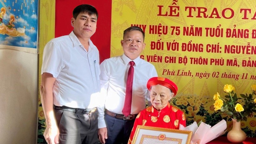 Hà Nội: Huyện ủy Sóc Sơn trao Huy hiệu Đảng cho nhiều đảng viên lão thành