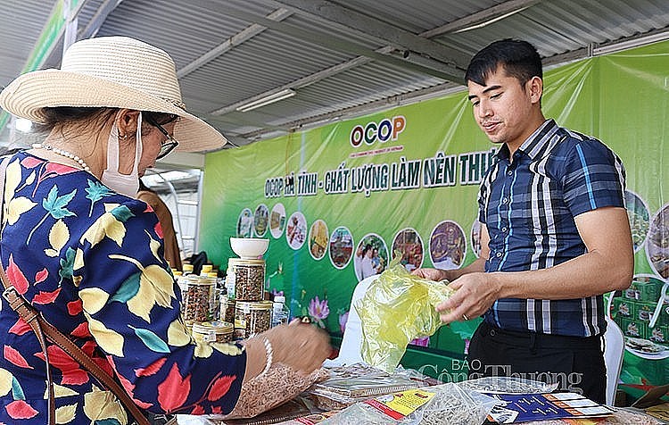 Người tiêu dùng Hà Nội mua đặc sản Hà Tĩnh tại Tuần hàng