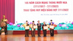 Hà Nội: Quận ủy Bắc Từ Liêm trao Huy hiệu Đảng tặng 193 đảng viên lão thành