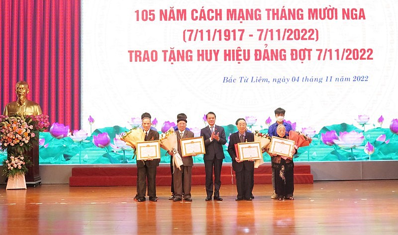 Chủ nhiệm Ủy ban Kiểm tra Thành ủy Hoàng Trọng Quyết trao huy hiệu Đảng tặng các đảng viên 75 năm tuổi Đảng