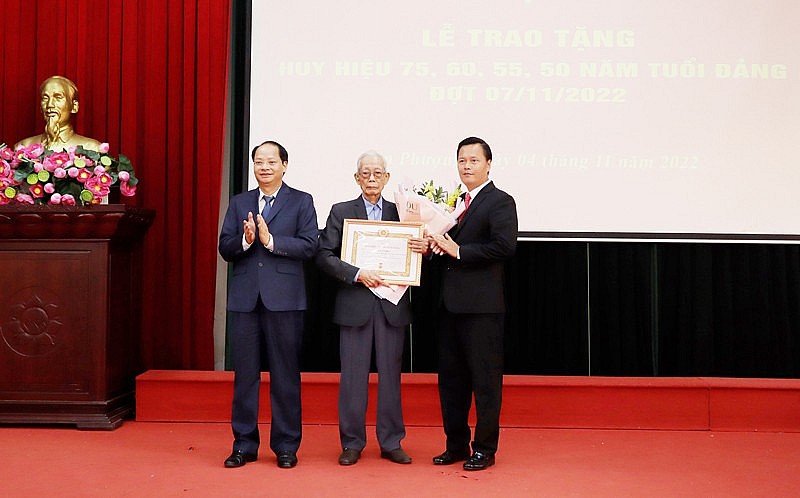 Nguyễn Doãn Toản, Ủy viên Ban Thường vụ, Trưởng ban Tuyên giáo Thành ủy Hà Nội và đồng chí Trần Đức Hải, Bí thư Huyện ủy Đan Phượng trao Huy hiệu 75 năm tuổi Đảng cho đảng viên