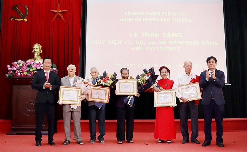 Bí thư Huyện ủy Đan Phượng Trần Đức Hải, Phó Bí thư Huyện ủy Đan Phượng Lê Văn Thìn trao tặng Huy hiệu 60 năm tuổi Đảng cho các đảng viên