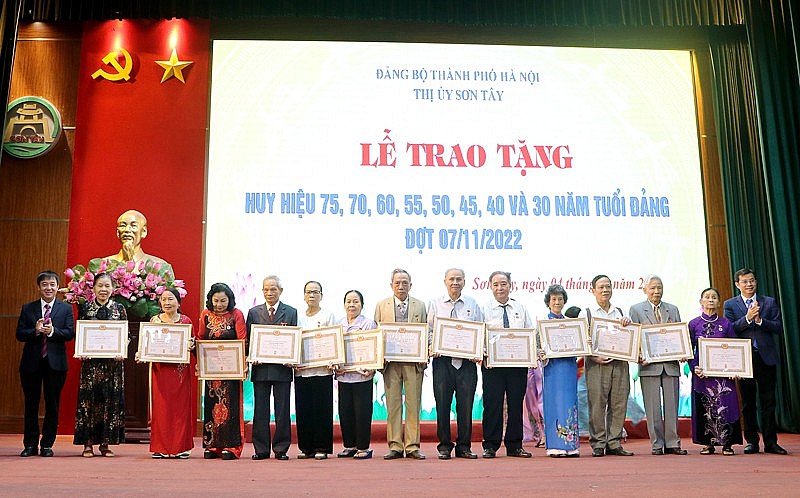 Các đảng viên Đảng bộ thị xã Sơn Tây vinh dự đón nhận huy hiệu Đảng