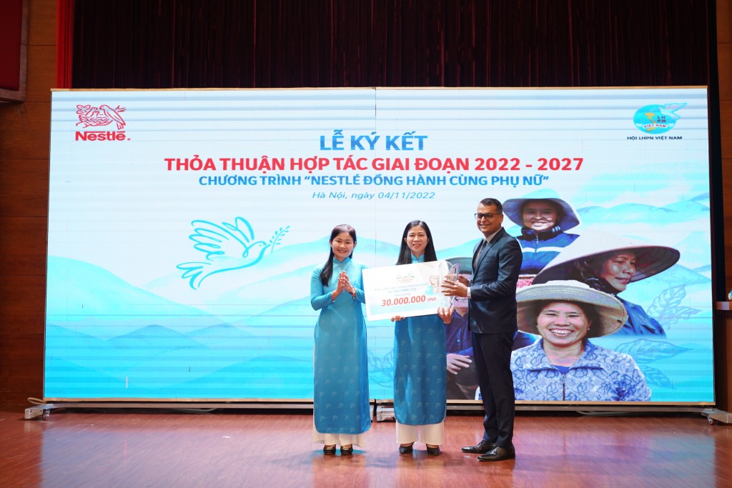 Lãnh đạo Hội LHPN Việt Nam và Nestlé Việt Nam trao tặng biểu trưng và quà tặng cho đại diện Hội LHPN tỉnh Hưng Yên
