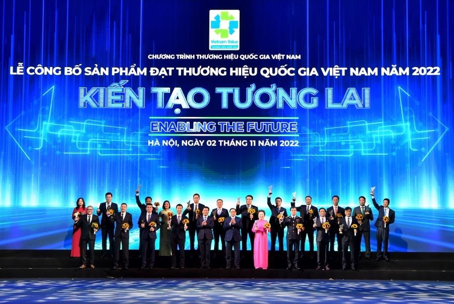  đại diện các doanh nghiệp đạt Thương hiệu quốc giá chụp ảnh lưu niệm