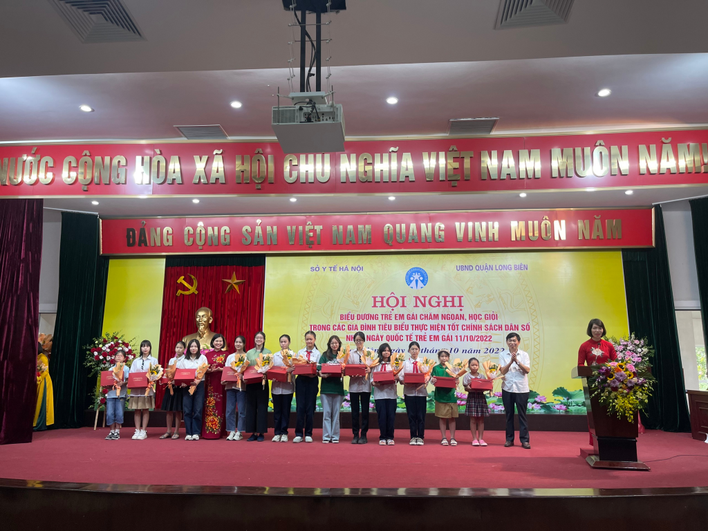 Quận Long Biên: Biểu dương trẻ em gái chăm ngoan, học giỏi