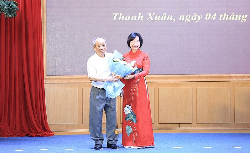 Bí thư Quận ủy Thanh Xuân Bùi Huyền Mai trao Huy hiệu 65 năm tuổi Đảng tặng đảng viên lão thành