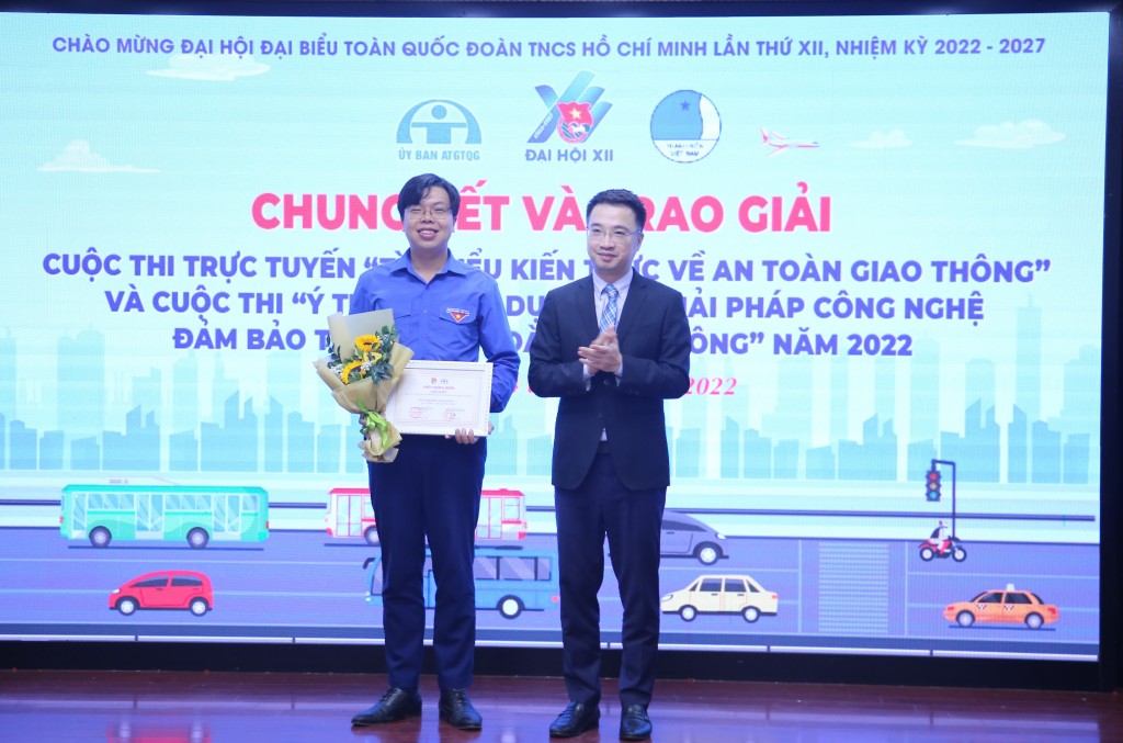 Bí thư Trung ương Đoàn Nguyễn Tường Lâm trao giải tới thí sinh giành giải Nhất