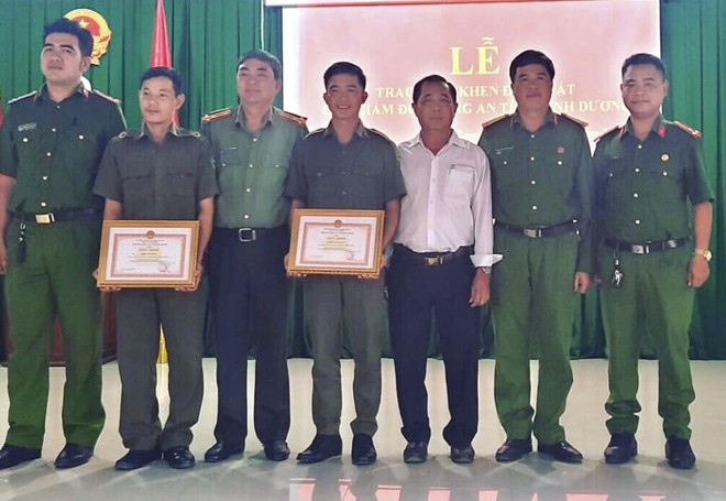 Công an tỉnh Bình Dương tặng giấy khen cho 2 Công an viên xã Tân Long có thành tích tham gia bắt đối tượng trộm xe máy trên địa bàn xã