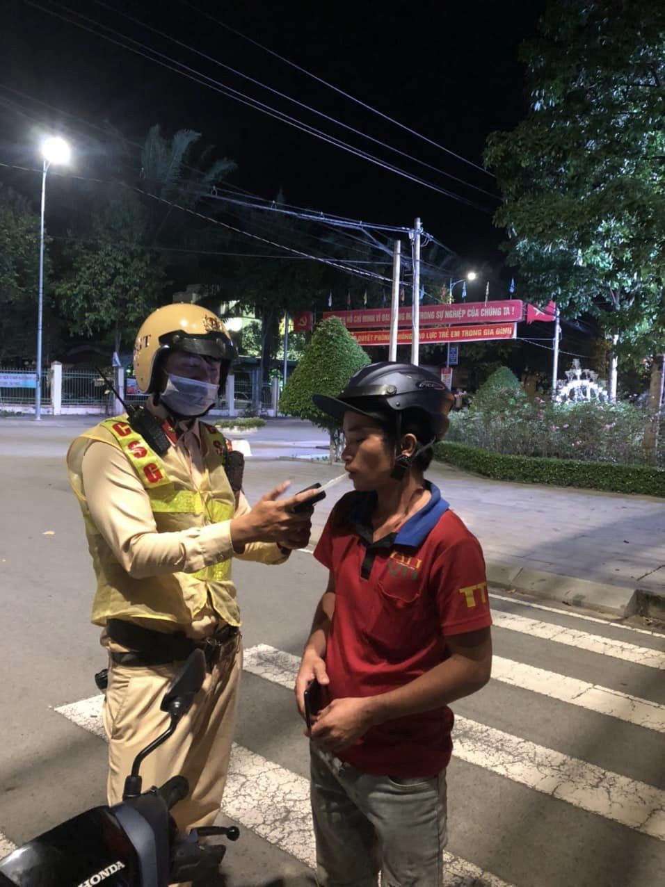 Nêu cao tinh thần tận tụy, sẵn sàng hy sinh vì nước, lấy lợi ích của Nhân dân làm mục tiêu cao nhất để phấn đấu