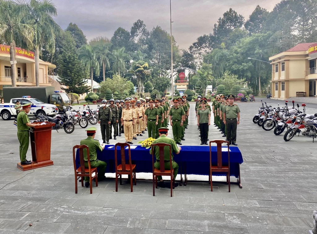 Nêu cao tinh thần tận tụy, sẵn sàng hy sinh vì nước, lấy lợi ích của Nhân dân làm mục tiêu cao nhất để phấn đấu