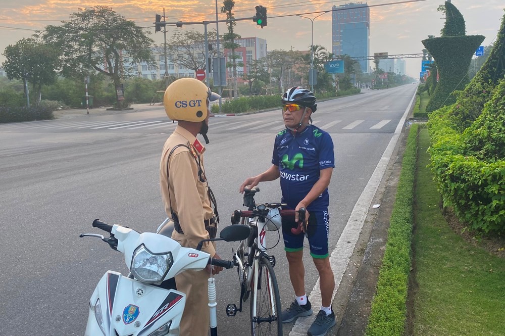 Công an quận Hải An nhắc nhở, xử lý các trường hợp đi xe đạp không đúng phần đường quy định