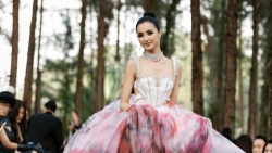 Hoa hậu siêu quốc gia 2013 mặc váy nặng 20kg của Vân Anh Scarlet