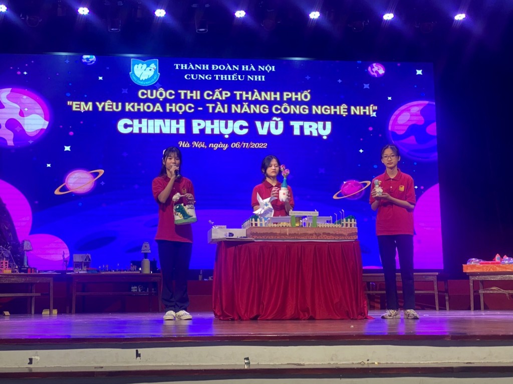 Các học sinh tham gia thuyết trình về sản phẩm sáng tạo của đội mình