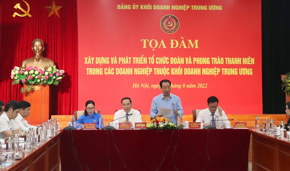 Tọa đàm “Xây dựng và phát triển tổ chức đoàn và phong trào thanh niên trong các doanh nghiệp thuộc Khối Doanh nghiệp Trung ương”. Trong ảnh: GS.TS Phùng Hữu Phú - Chủ tịch Hội đồng khoa học các Cơ quan Đảng Trung ương phát biểu