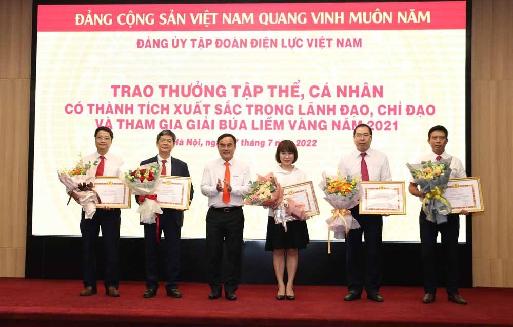 Bí thư Đảng ủy, Chủ tịch HĐTV EVN Dương Quang Thành trao Giấy khen của Đảng bộ EVN cho các tập thể có thành tích xuất sắc trong tham gia Giải Búa liềm vàng năm 2021 do Đảng ủy Khối DNTW tổ chức