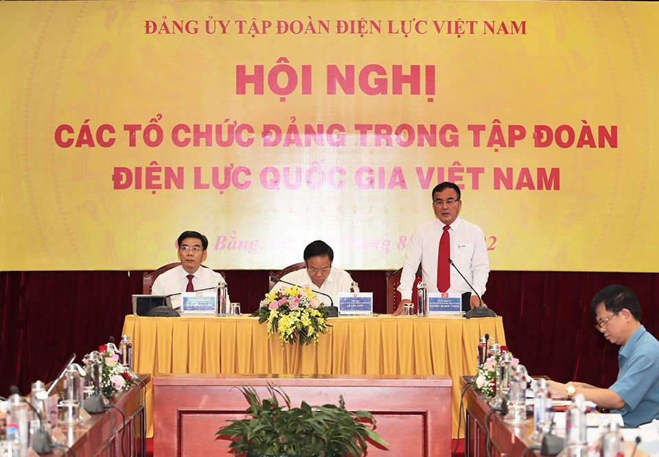 Đồng chí Dương Quang Thành - Bí thư Đảng ủy, Chủ tịch HĐTV EVN (đứng), đồng chí Lê Văn Châu - Phó Bí thư Đảng ủy Khối DNTW (ngồi giữa) và đồng chí Nguyễn Hữu Tuấn - Phó Bí thư Thường trực Đảng ủy EVN, đồng chủ trì hội nghị