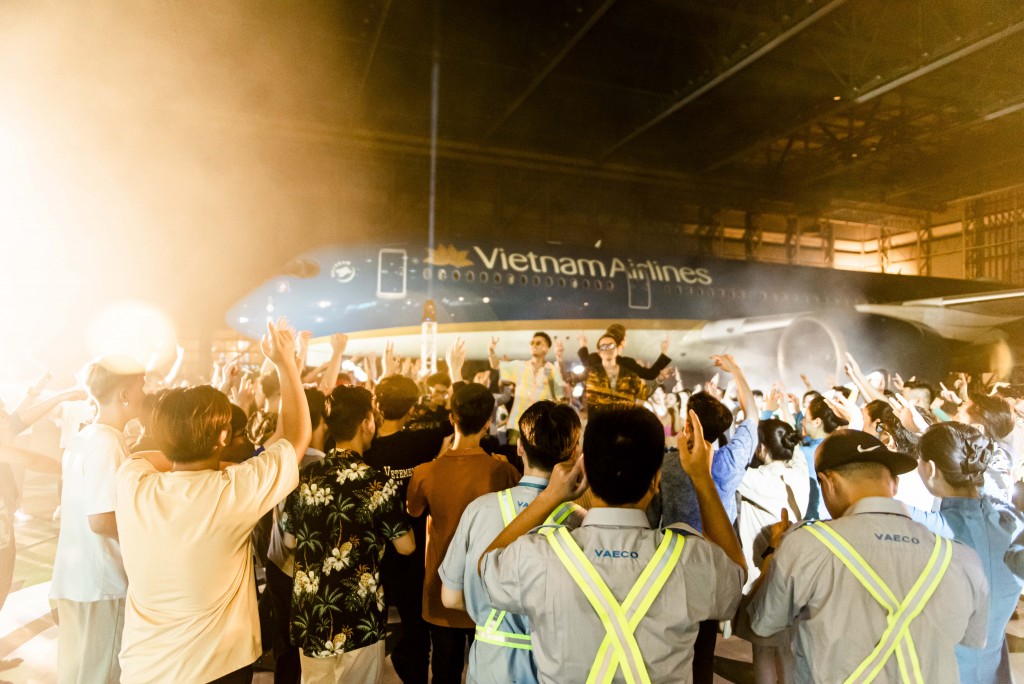 5 - Còn với MV “Nhanh lên nhé”, Vietnam Airlines hợp tác cùng các nghệ sĩ SpaceSpeaker thổi một làn gió nghệ thuật đầy trẻ trung, đột phá vào khát vọng khám phá và chinh phục những miền đất mới trong mỗi con người