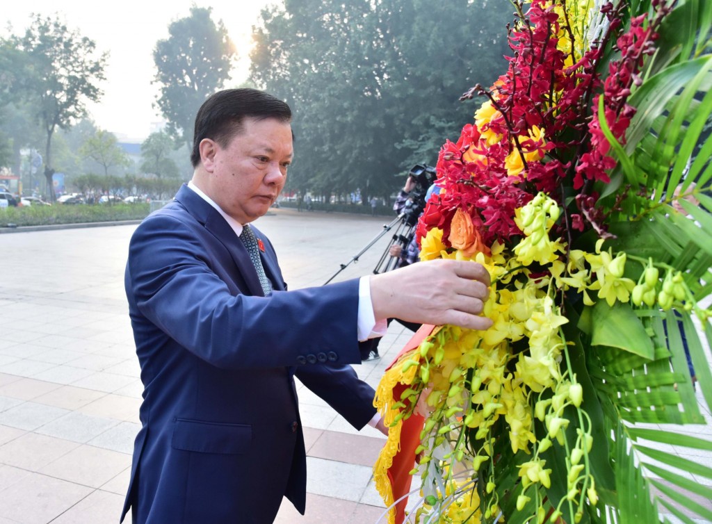 Lãnh đạo TP Hà Nội đặt hoa tưởng nhớ lãnh tụ V.I.Lênin