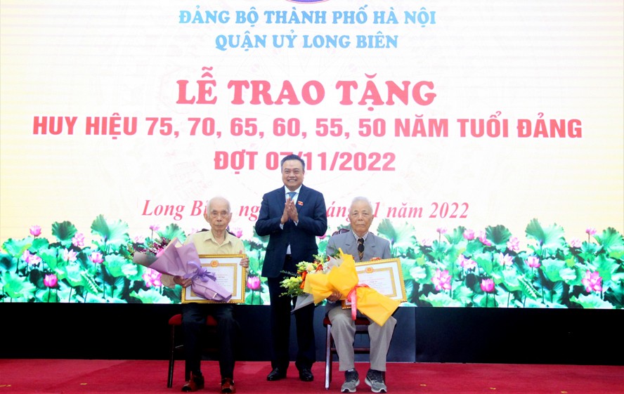 Phó Bí thư Thành ủy, Chủ tịch UBND thành phố Hà Nội trao Huy hiệu 70 năm tuổi Đảng tặng các đảng viên lão thành