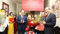 Hà Nội: Trao Huy hiệu Đảng tặng các đảng viên lão thành quận Ba Đình