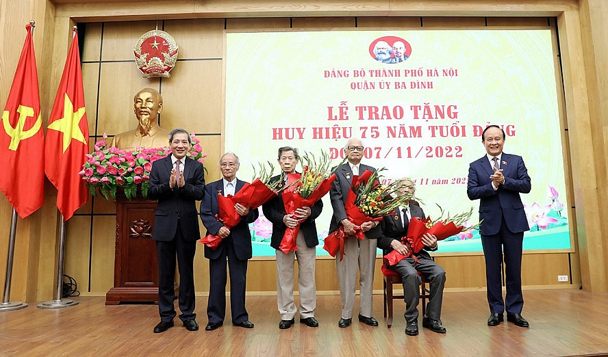Phó Bí thư Thành ủy, Chủ tịch HĐND thành phố Nguyễn Ngọc Tuấn trao Huy hiệu 75 năm tuổi Đảng cho các đảng viên lão thành quận Ba Đình