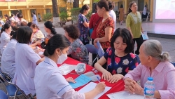 Cựu học sinh về thăm khám, tri ân thầy cô trường THPT Nguyễn Thị Minh Khai