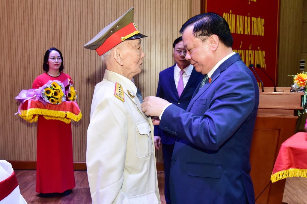 Lãnh đạo TP Hà Nội trao Huy hiệu Đảng tại quận Hai Bà Trưng